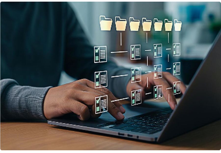 Mains tapant sur un clavier d'ordinateur portable, avec une interface de gestion documentaire en superposition