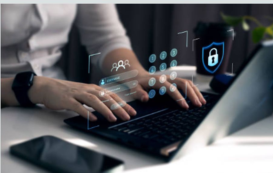 Mains tapant sur un clavier d'ordinateur portable, avec une interface de sécurité et d'authentification en superposition