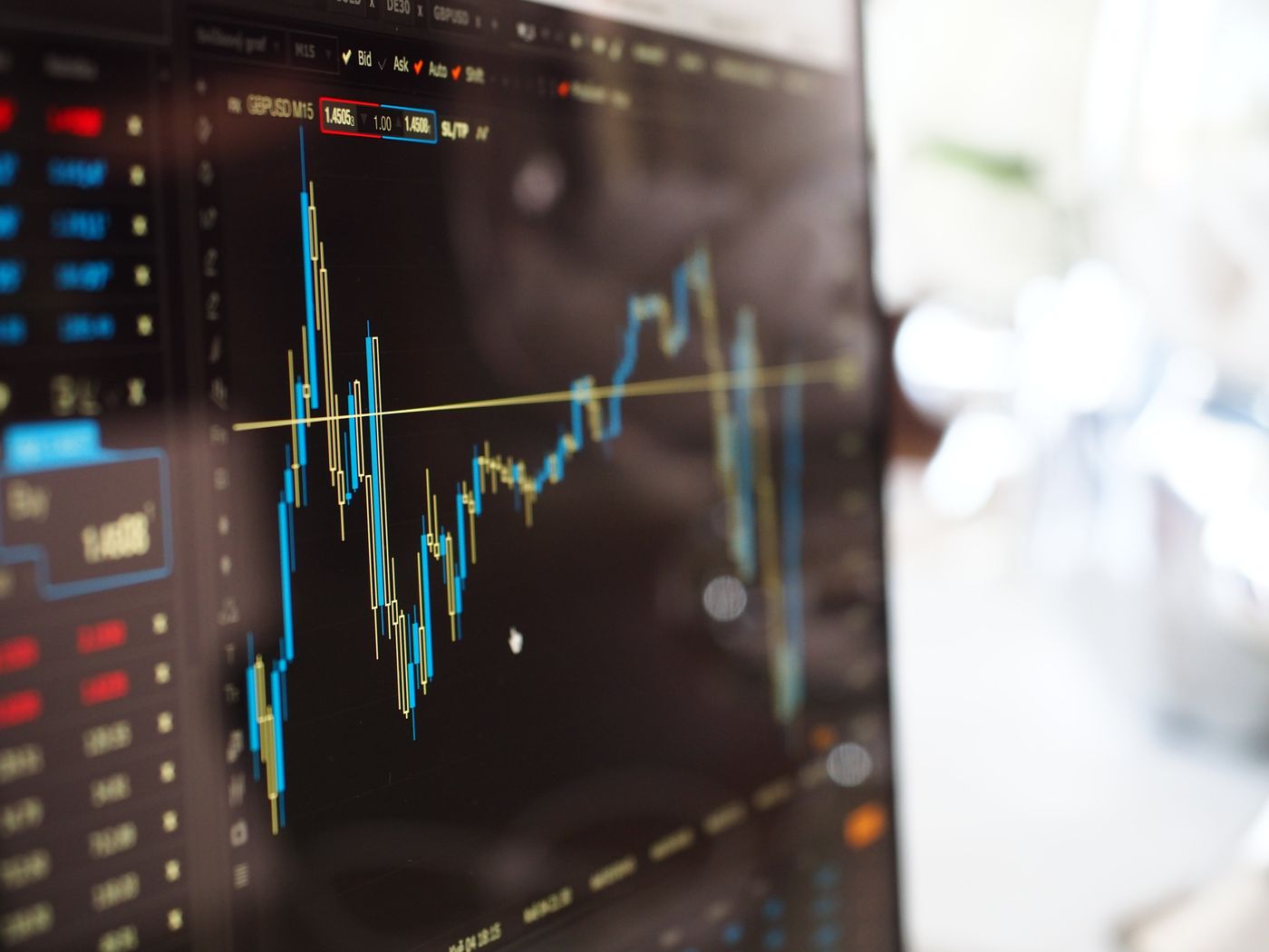 Ecran de trading affichant des graphiques en chandelier de cours boursiers